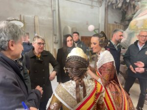 Papi Robles i Pere Fuset, amb les Falleres Majors de València durant la visita als tallers fallers