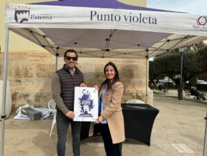 Sagredo y la Teniente Alcalde de Igualdad, Isabel Segura en el punto violeta del Ayuntamiento de Paterna para el 8M