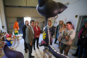 Mazón ha visitado el taller fallero de los artistas Teodora Chichanova y Miguel March