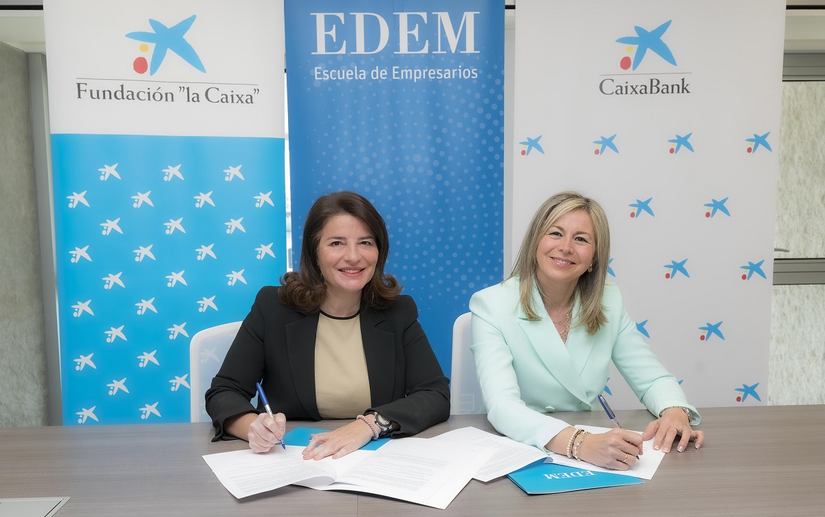 Hortensia Roig y Olga García firman el convenio de Superpymes