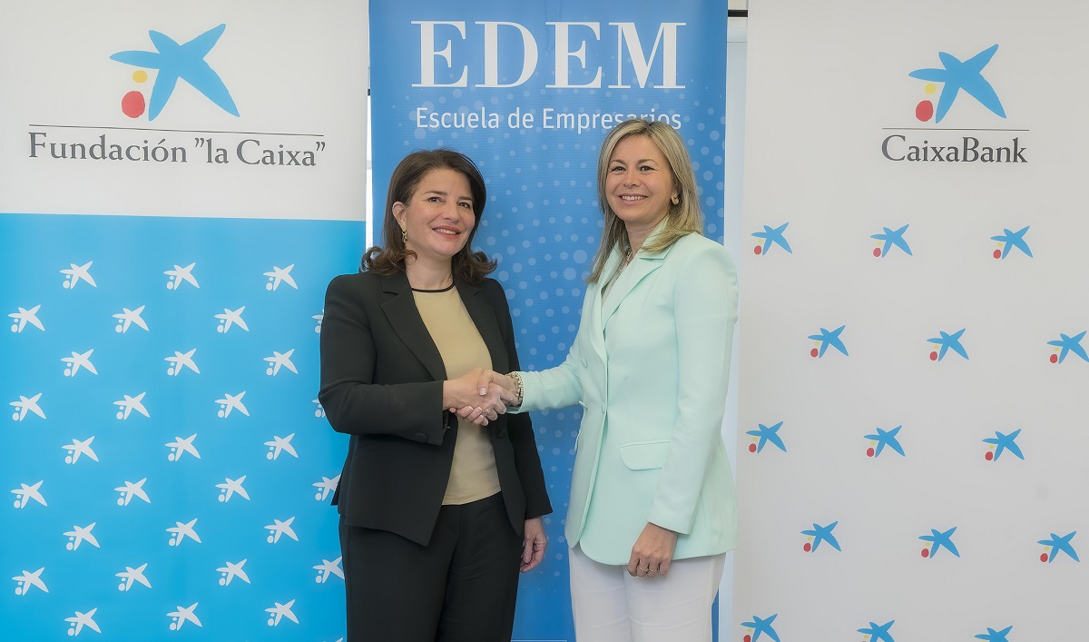 Hortensia Roig y Olga García firman el convenio de Superpymes