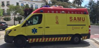 Ambulancia del SAMU estacionada frente a la Generalitat Valenciana