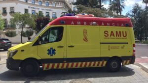 Ambulancia del SAMU estacionada frente a la Generalitat Valenciana