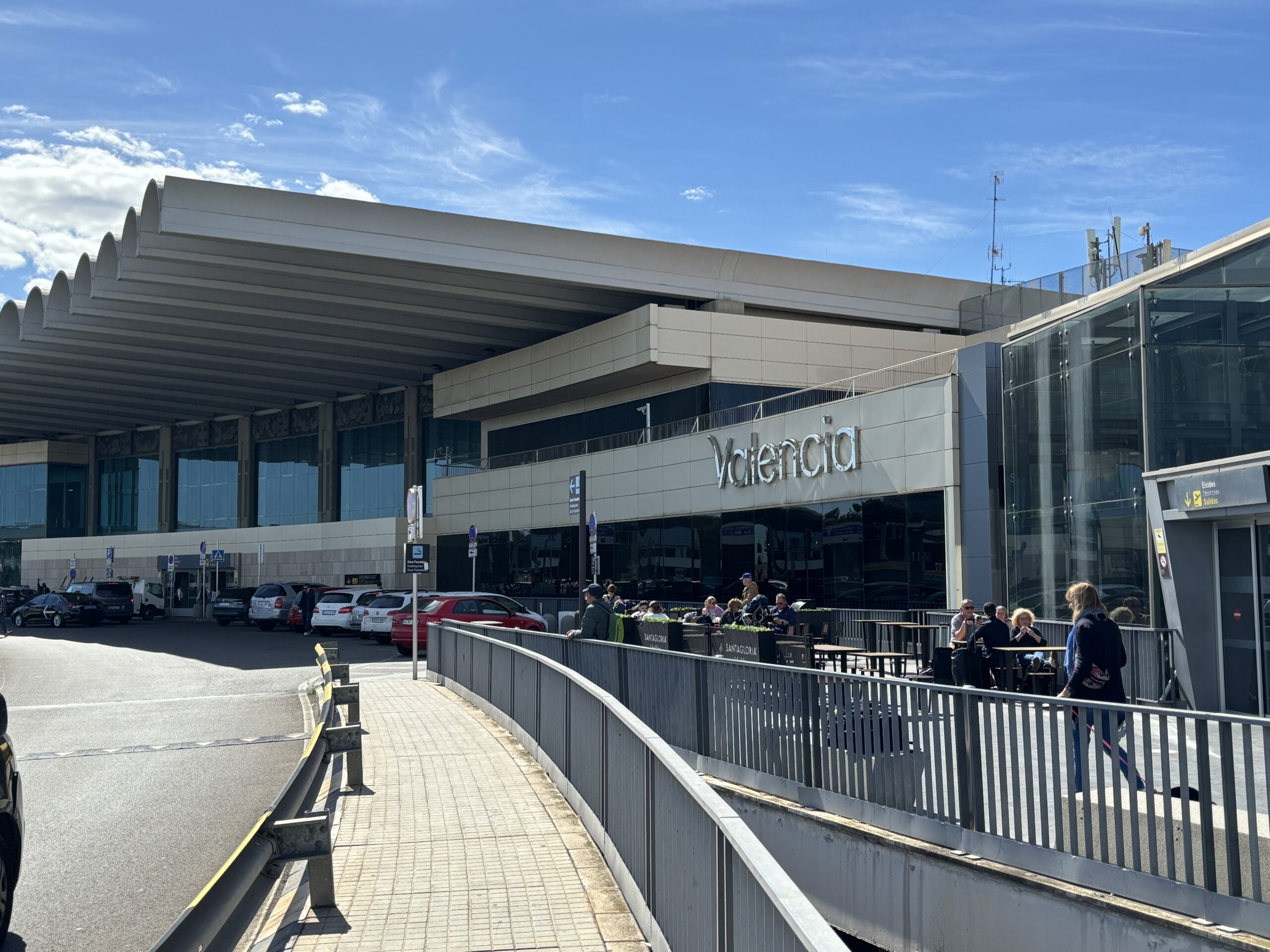 Vista exterior del aeropuerto de Manises en Valencia con personas y coches