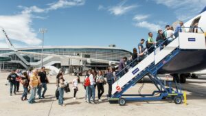 Pasajeros abordando un avión en el aeropuerto de Manises
