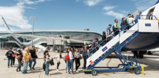 Pasajeros abordando un avión en el aeropuerto de Manises