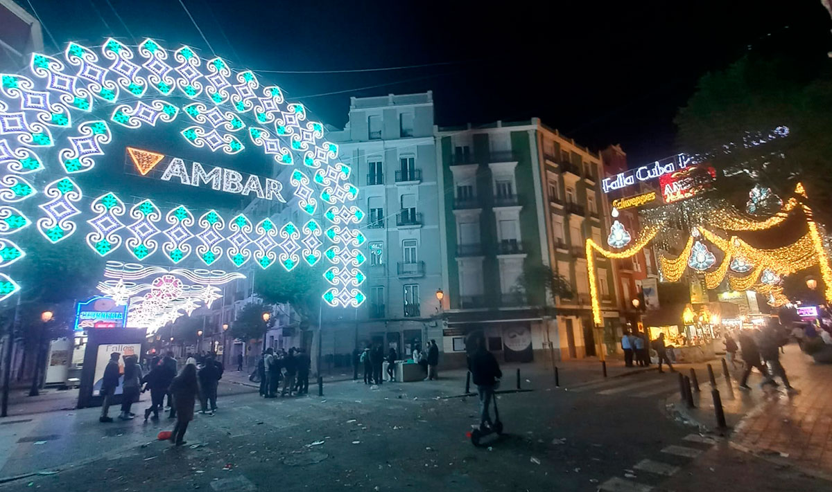 Calles iluminadas de Russafa en Fallas