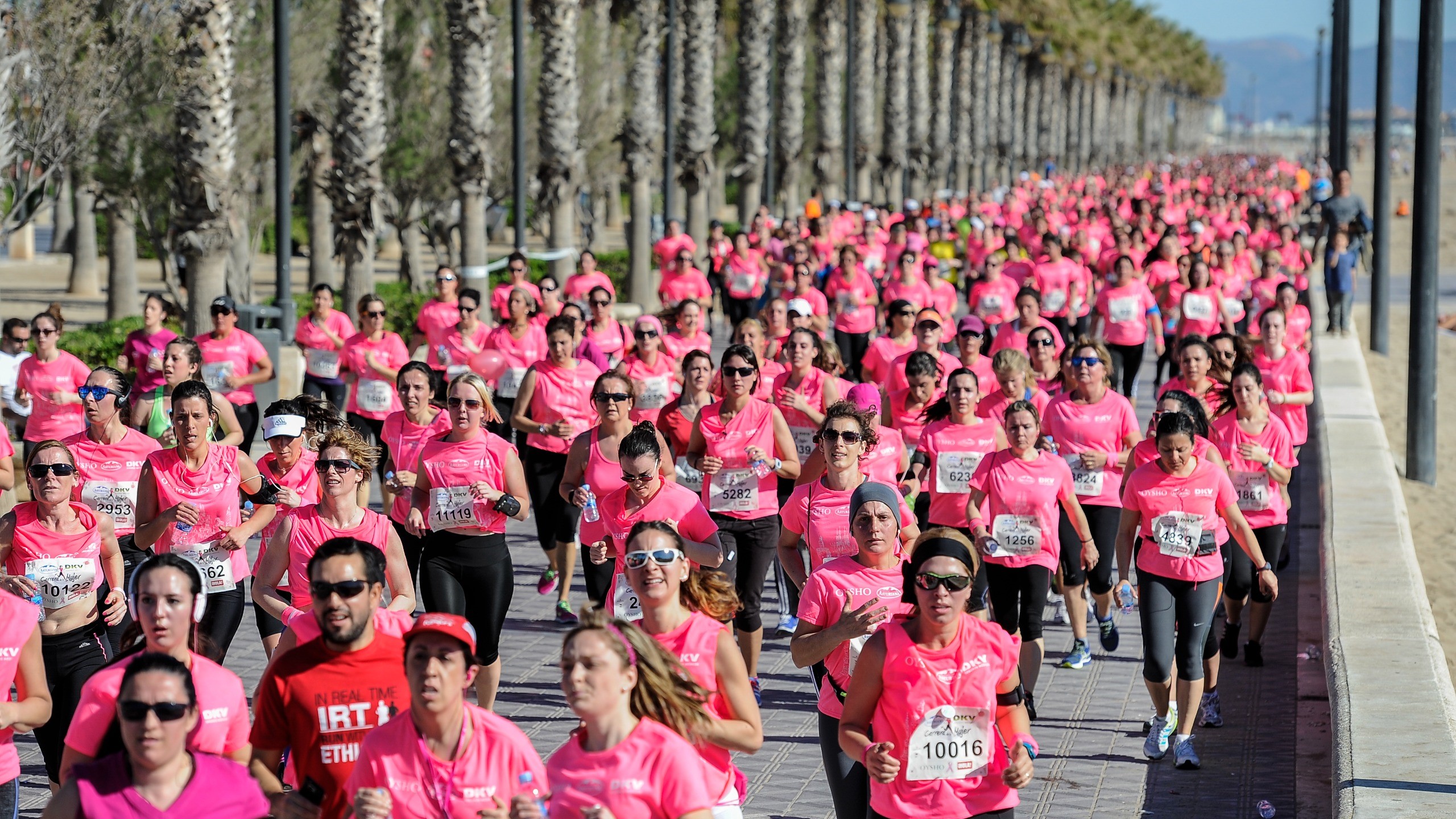 Mujeres corriendo en la Carrera Dona de Valencia con camisetas rosas