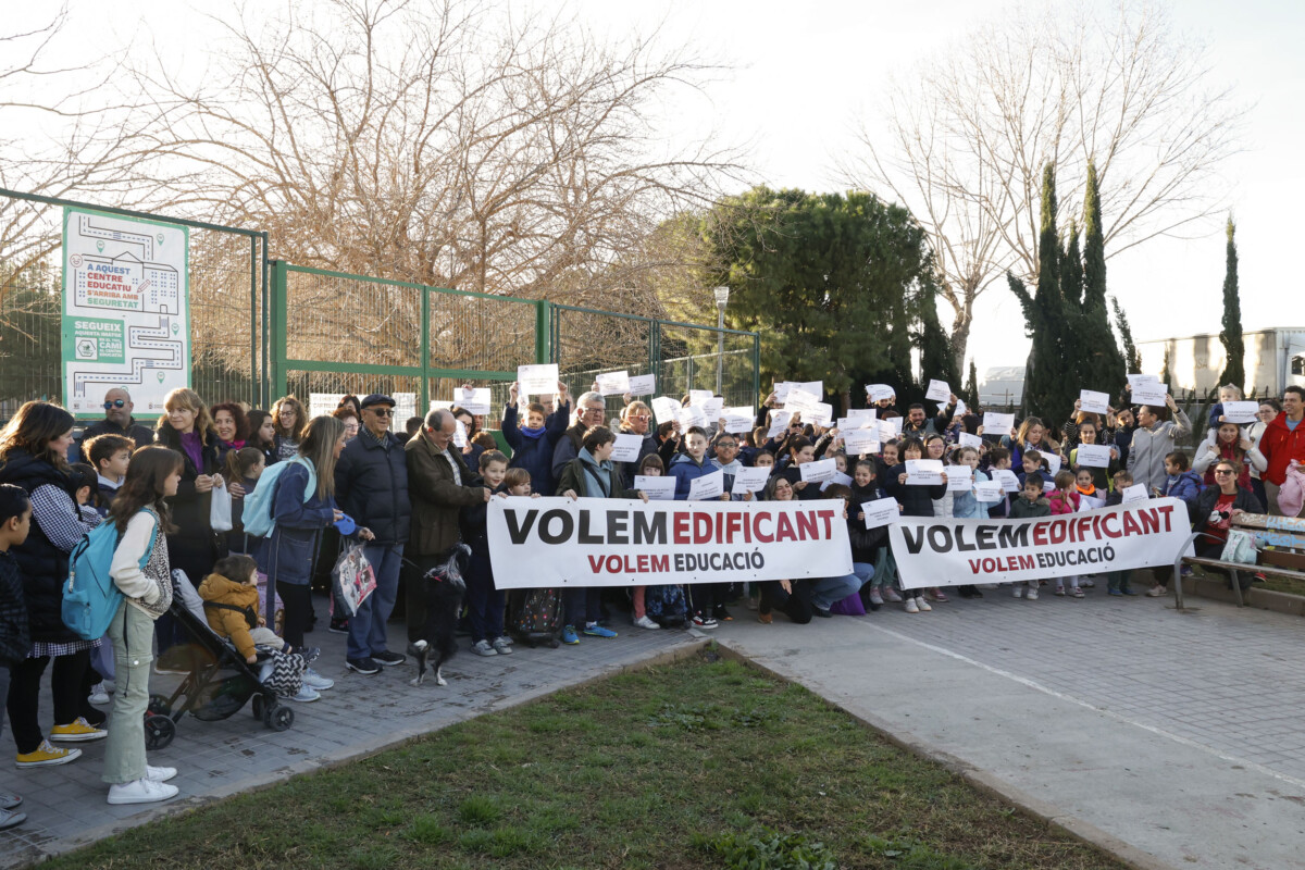 Concentración a las puertas del CEIP L'Almassil de Mislata