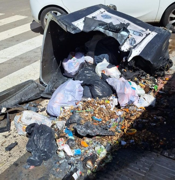 contenedor tirado basura Meliana