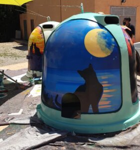 contenedor viejo adaptado para refugio de gatos en Quart de Poblet