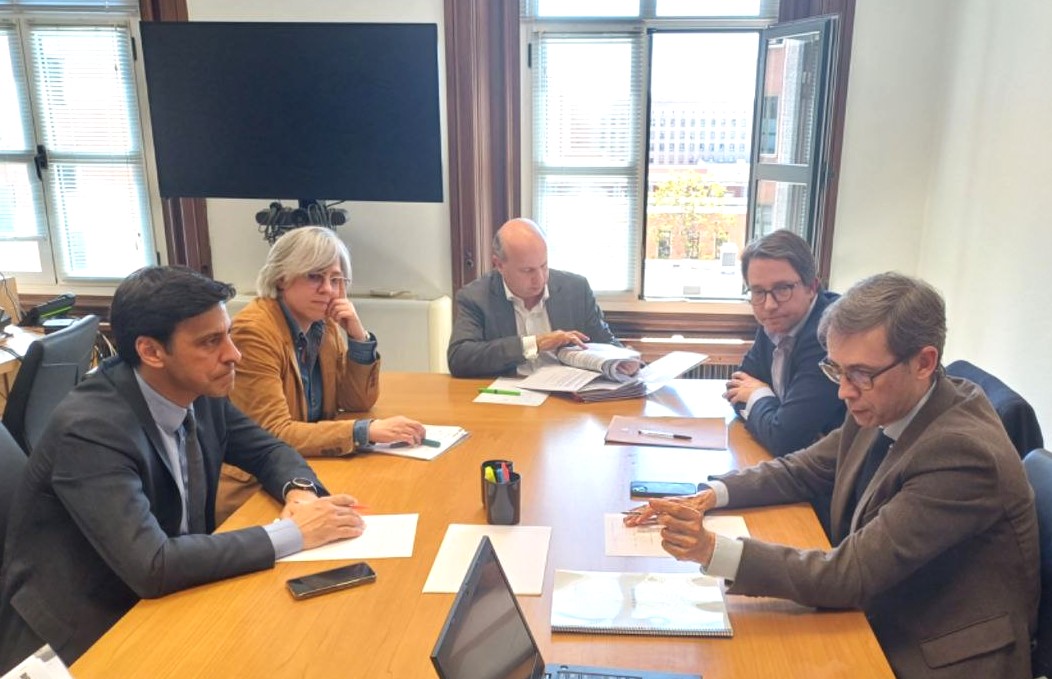 El secretario autonómico de Vivienda, junto al concejal de Urbanismo de Valencia, asisten al Ministerio de Vivienda para pedir la cesión de suelo