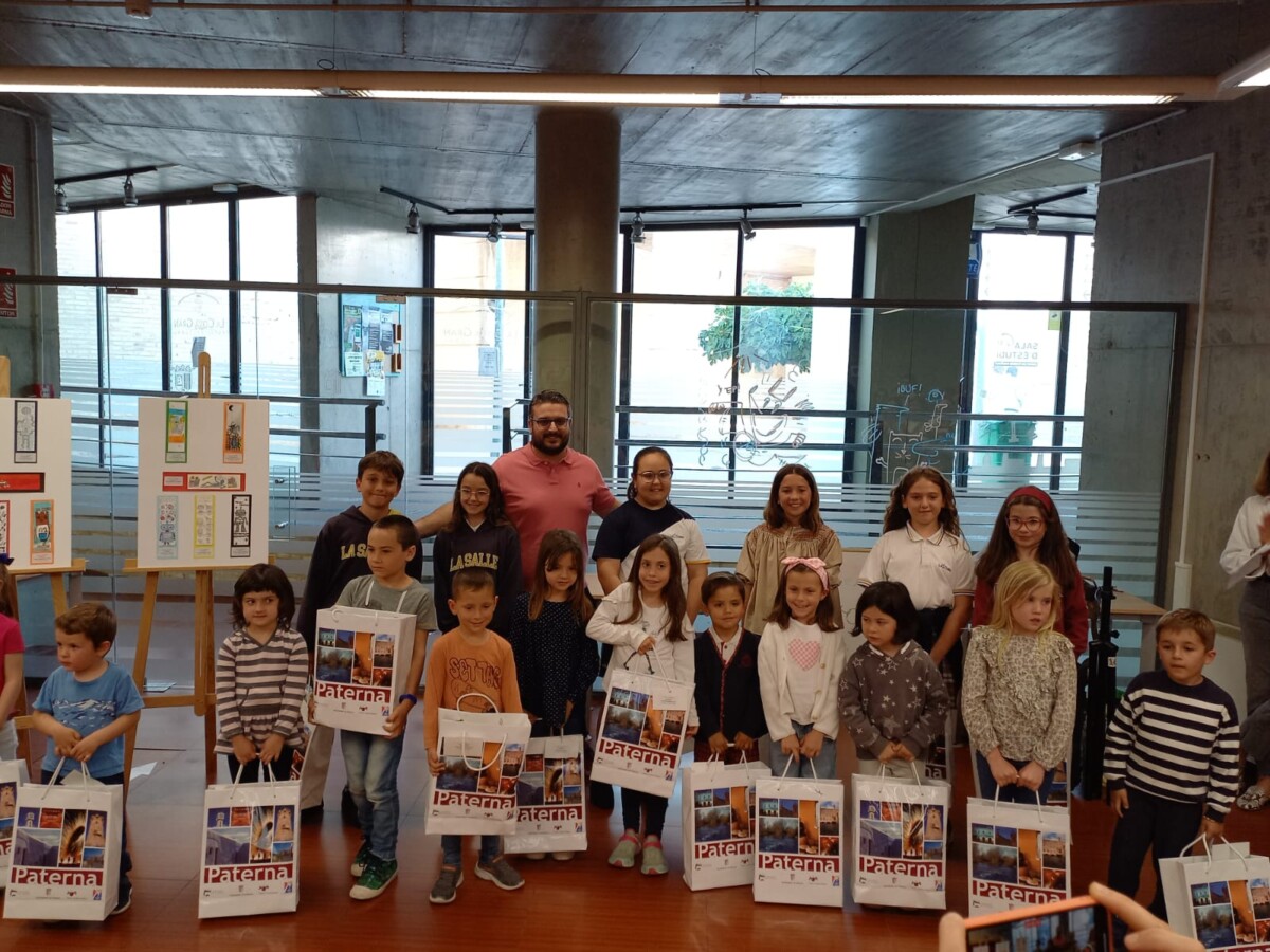 El concejal de Bibliotecas, Roberto Usina en el acto de entrega de premios del IX Concurso de Marcapáginas de Paterna