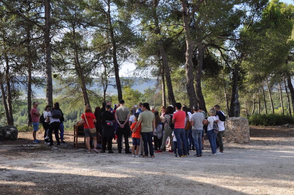 Grup de visitans a un dels jaciments arqueologics de la provincia de Valencia