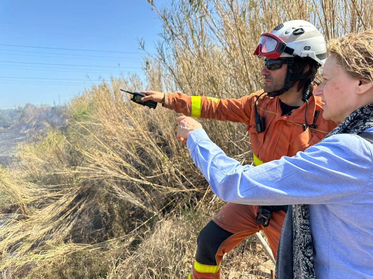 Amparo Folgado, alcaldesa de Torrent, se ha desplazado a la zona para interesarse por las tareas de extinción