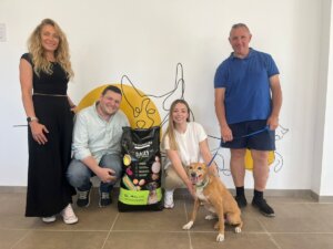 La concejala de Bienestar Animal Johana Gómez en el acto de donación de pienso a la perrita Luna