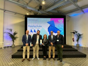 Mercedes Navarro y Vicente Sánchez recogiendo el premio nacional Pajaritas Azules en Madrid
