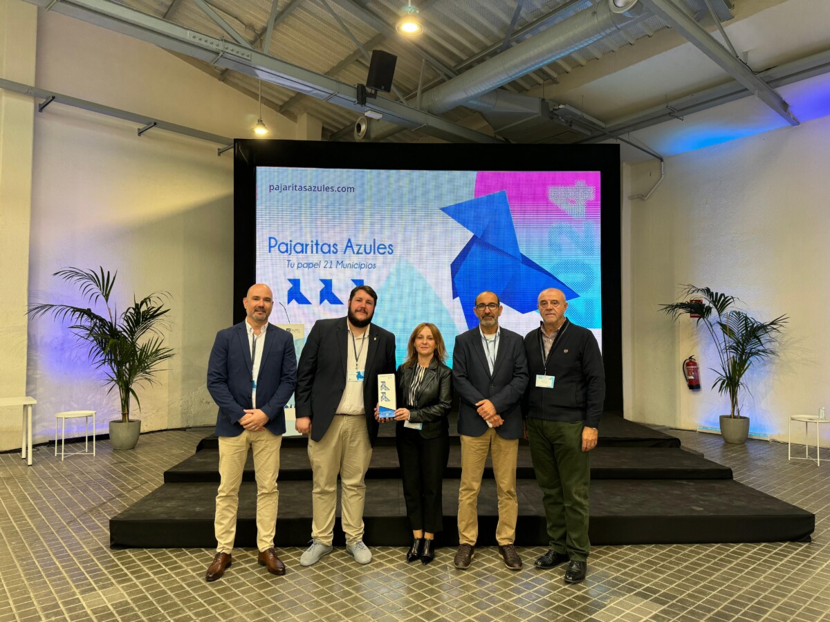 Mercedes Navarro y Vicente Sánchez recogiendo el premio nacional Pajaritas Azules en Madrid