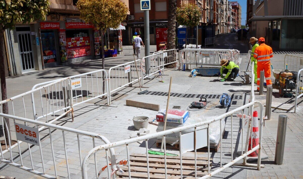 reparación de adoquines en la calle Baviera Torrent