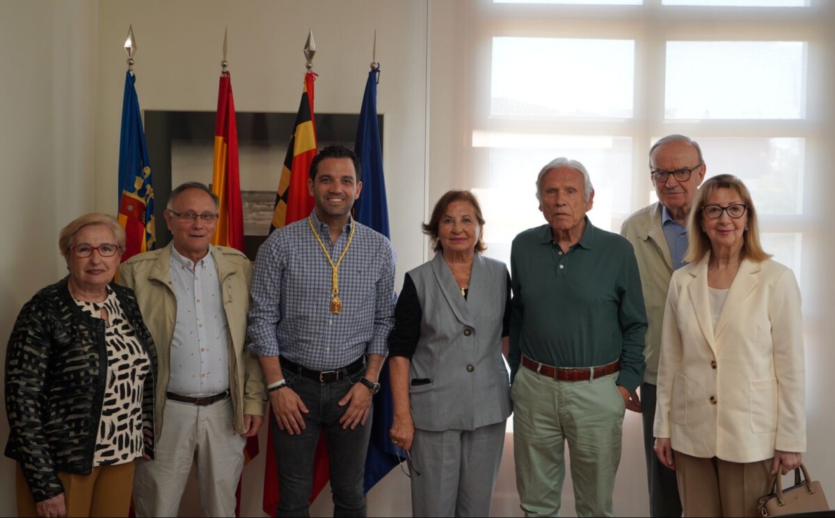 Sagredo recibe medalla Cofradía Minerva Paterna