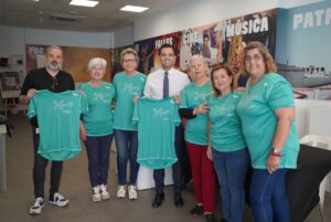 Sagredo y José Manuel Mora con algunas representantes de la Junta Local del Cáncer de Paterna