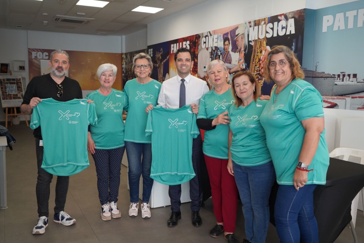 Sagredo y José Manuel Mora con algunas representantes de la Junta Local del Cáncer de Paterna