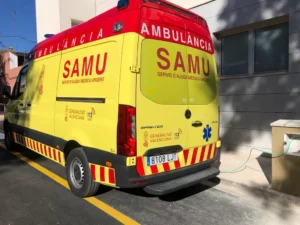 Ambulancia del SAMU estacionada en Massamagrell