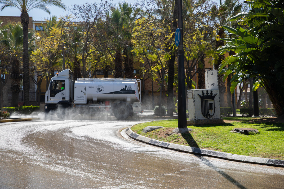Trabajos de la campaña de limpieza intensiva en Paterna