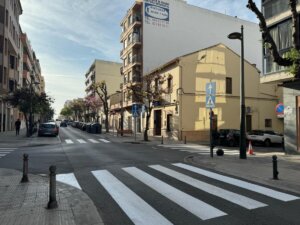 Trabajos de repintado de la señalización horizontal en zona de Campamento de Paterna