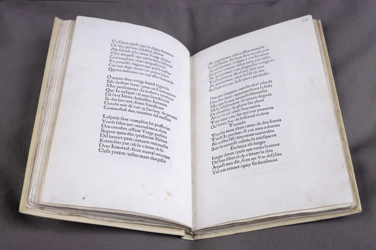 Página abierta del primer libro impreso en la Corona de Aragón