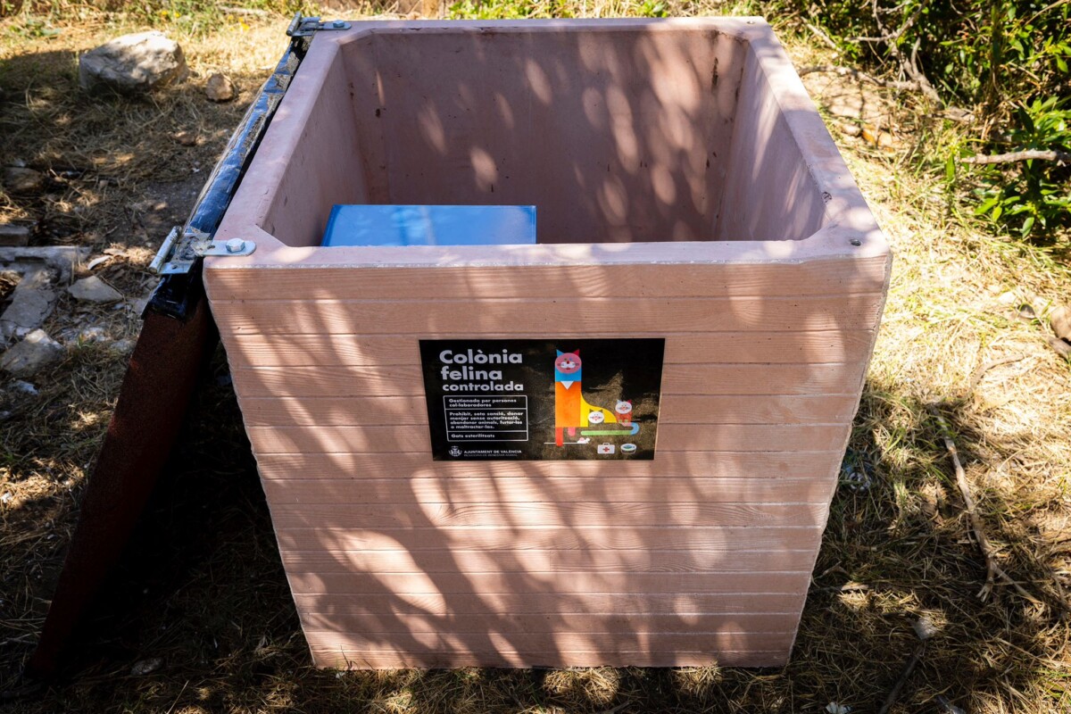 Casetas de comida para las colonias felinas de Valencia