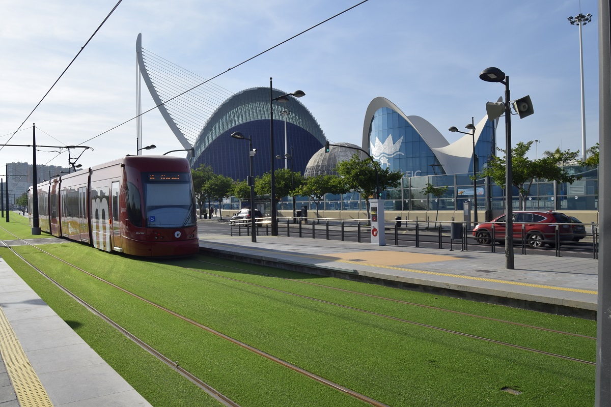 Línea 10 del tranvía a su paso por la Ciudad de las Artes y las Ciencias