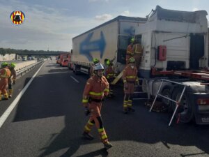 Choque de dos camiones en la A-7 a su paso por La Cañada
