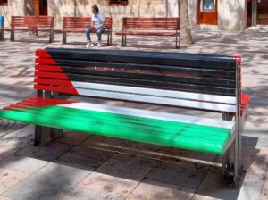 Banco con los colores de la bandera Palestina en Catarroja