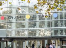 Entrada del edificio Ciutat de la Justicia en Valencia con personas