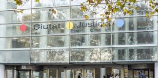 Entrada del edificio Ciutat de la Justicia en Valencia con personas