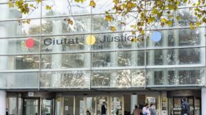 Edificio de la Ciudad de Justicia en Valencia con su distintivo logo