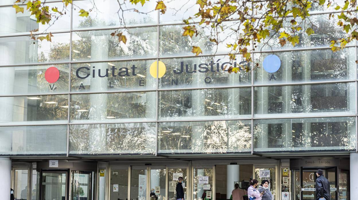 Fachada del edificio Ciudad de Justicia en Valencia con personas