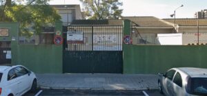 Fachada del colegio en Valencia con puerta y cartelera