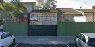 Fachada del colegio en Valencia con puerta y cartelera