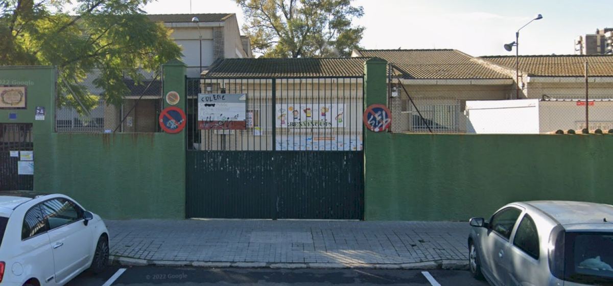 Fachada del colegio en Valencia con puerta y cartelera