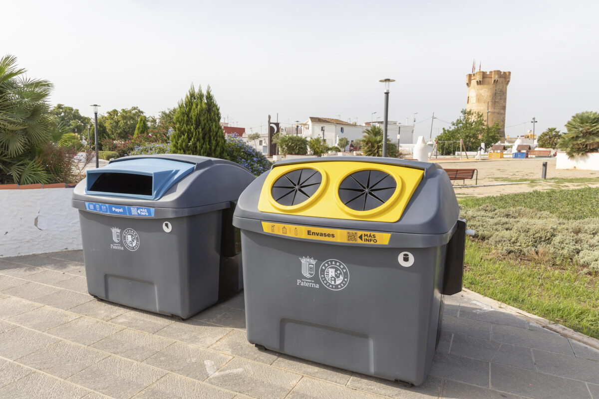 Contenedores de envases y papel y cartón en Paterna