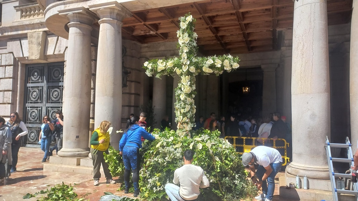 Cruz de mayo a las puertas del Ayuntamiento de Valencia