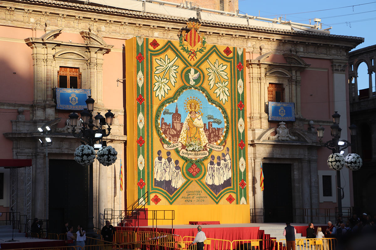 Tapiz floral de la Virgen de los Desamparados