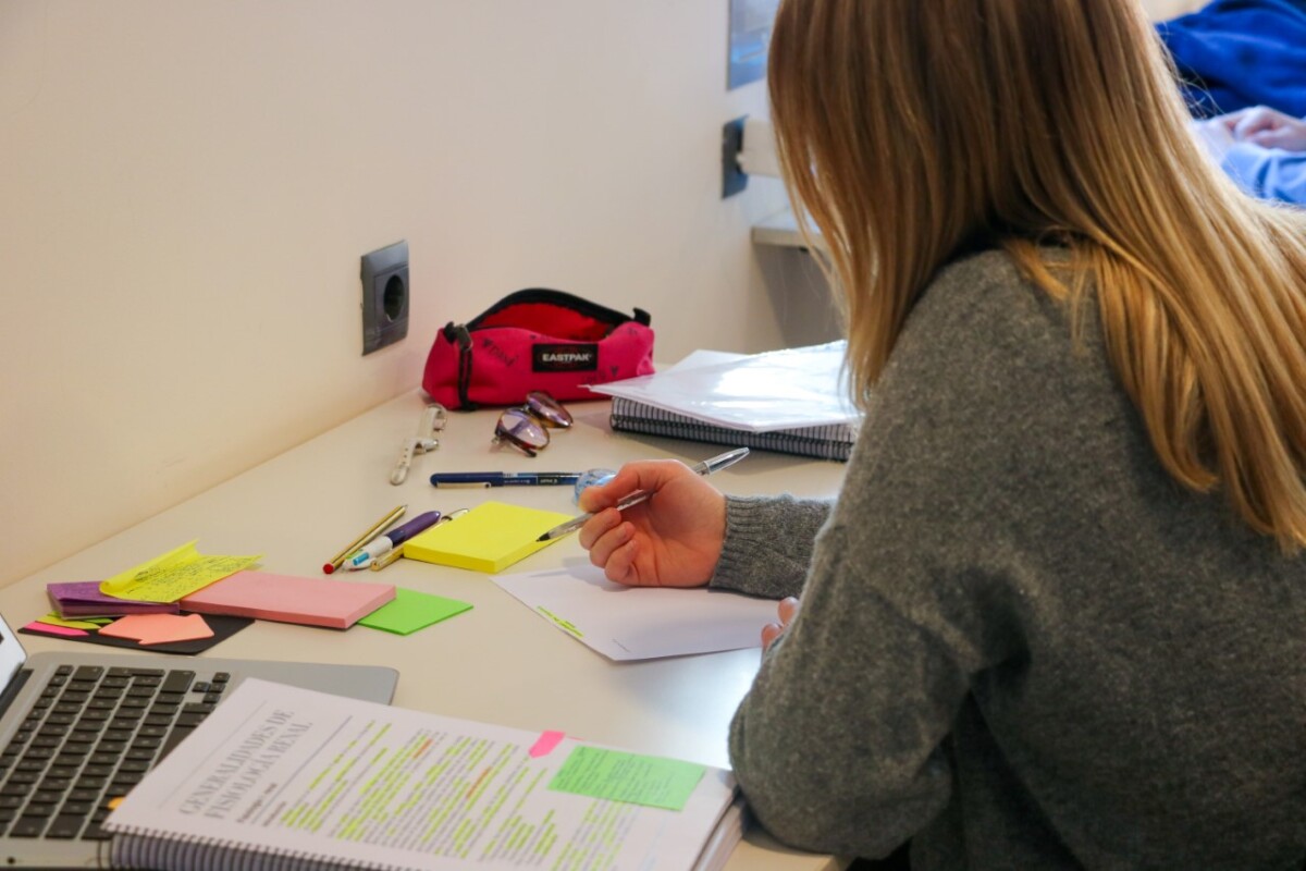 foto estudiante en Biblioteca