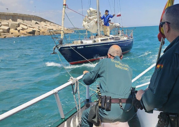 La Guardia Civil evita el accidente de un velero en Valencia