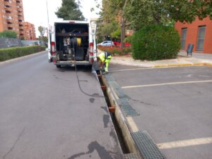 Limpieza de imbornales en el barrio de Terramelar de Paterna