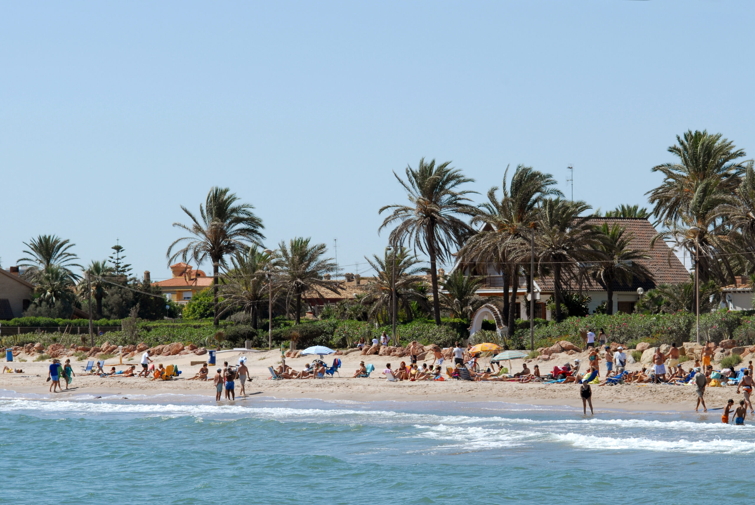 Playa del Puig con personas disfrutando del sol y el mar
