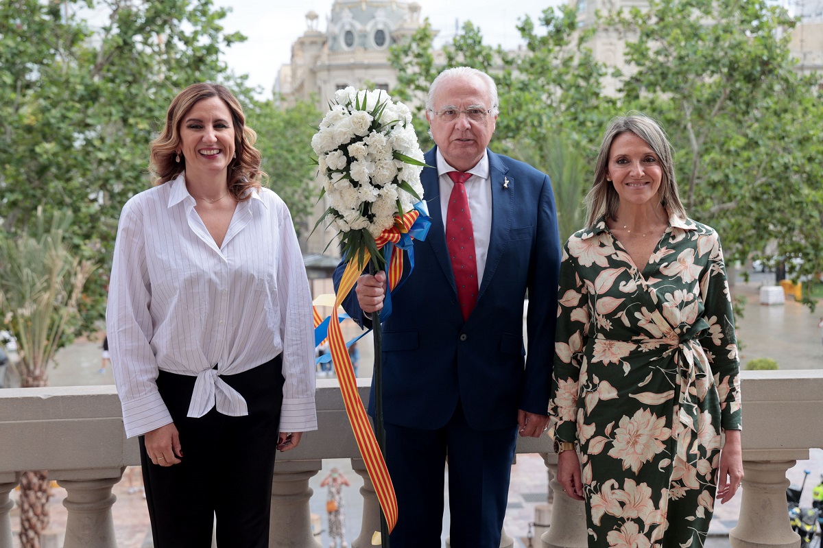 Entrega del pomell del Corpus al AYuntamiento de Valencia