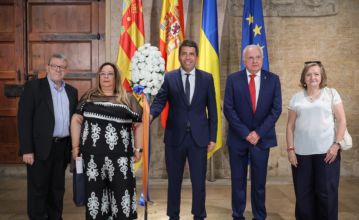 Entrega del pomell del Corpus a la Generalitat